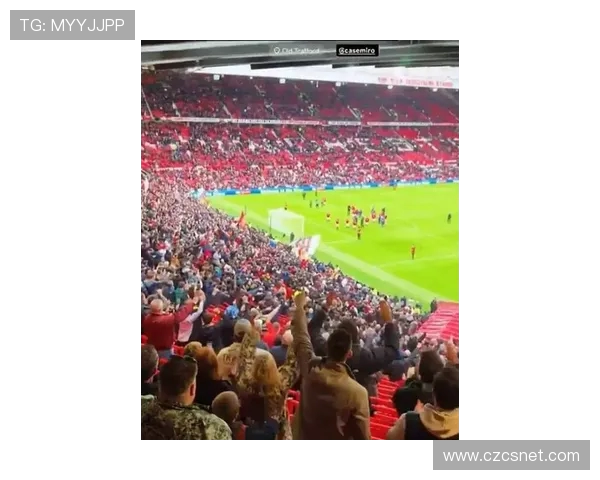 曼联主场客队球迷混入红魔看台现身萨卡7号球衣引发关注